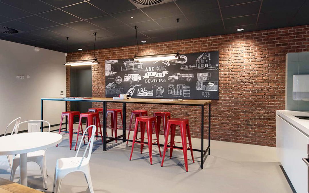 3,5 meter illustraties van bedrijfshistorie op een bakstenen muur