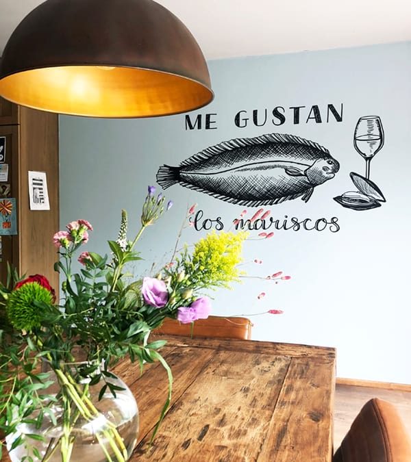 Een vis als tekening op de muur in dit prachtige huis in België